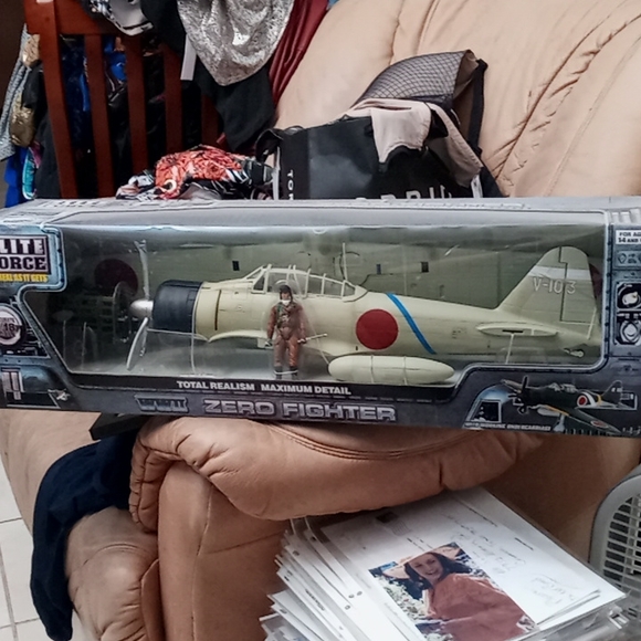 elite force Other - Mint big 1\18 scale zero fighter plane